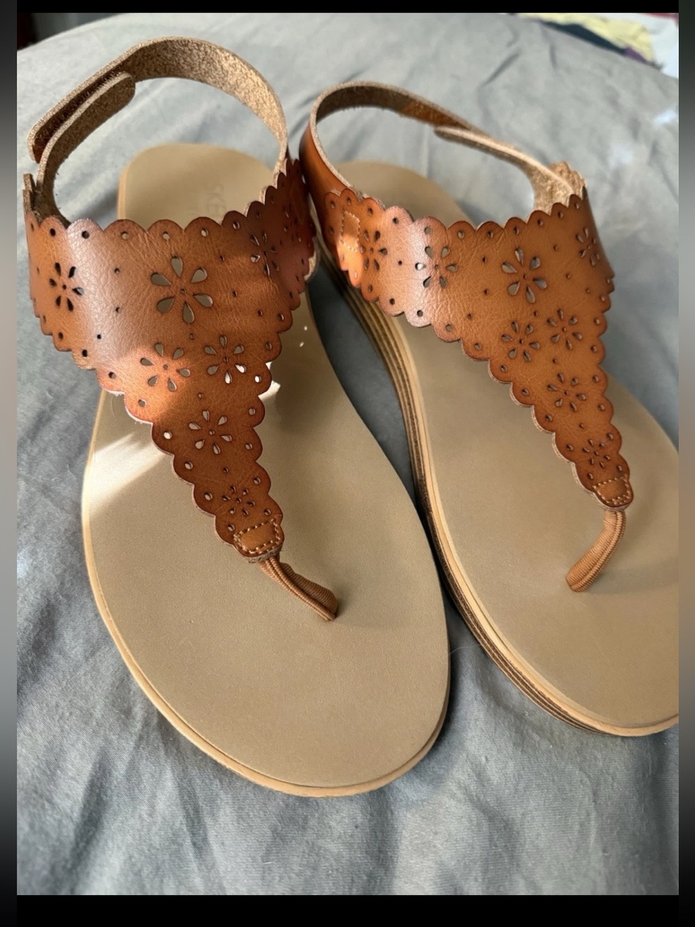 Skechers luxe foam Tan Floral Cutout Thong Sandals size 10